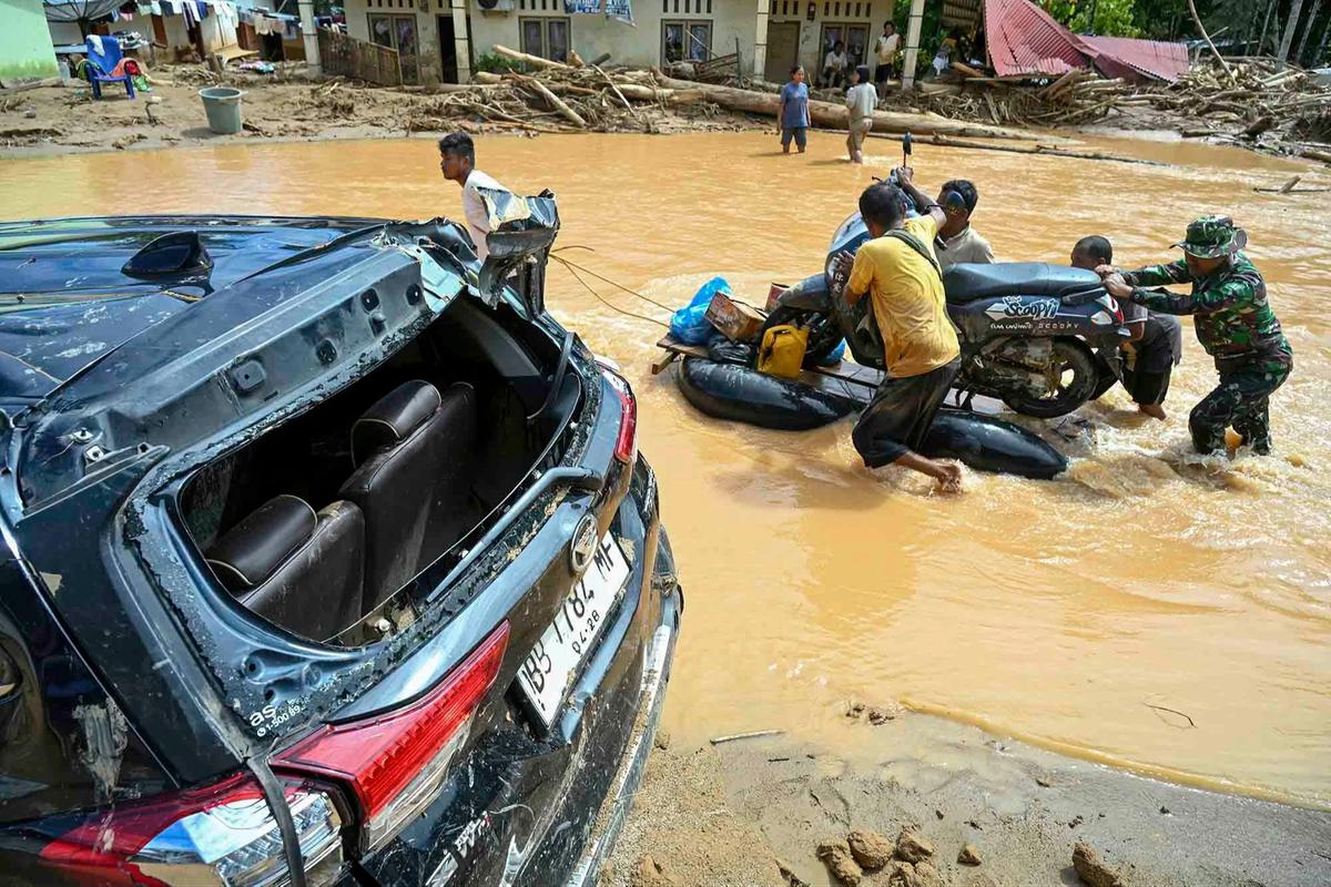 FOTO: Wilayah Masih Tergenang, Situasi Paska Banjir Bandang  di Tapanuli Tengah Belum Pulih