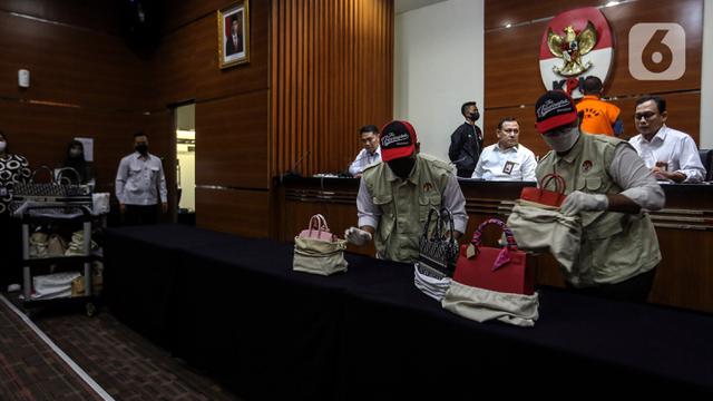 Uang Rp32 Miliar Berikut Sejumlah Barang Mewah Jadi Alat Bukti Penahanan Rafael Alun Trisambodo