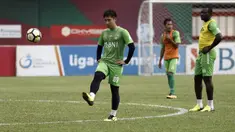 Pemain Bhayangkara FC, Lee Yoo-joon, mengontrol bola saat latihan di Stadion PTIK, Jakarta, Minggu (2/12). Latihan ini persiapan jelang laga Liga 1 melawan PSM Makassar. (Bola.com/Yoppy Renato)