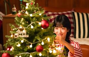 Park Shin Hye pun berfoto dengan pohon Natal yang tidak terlalu besar. Ia tampak mengenakan baju piyama bergaris merah putih dengan rambut yang dikuncir belakang. [@ssinz7]