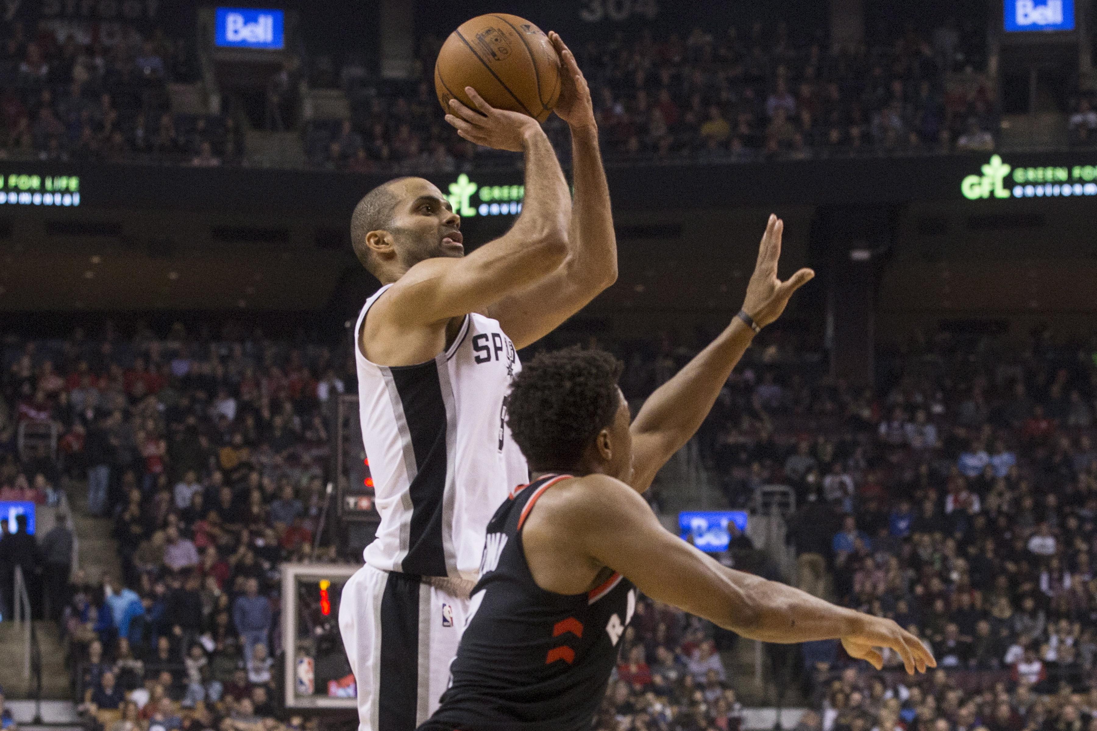 Point Guard Spurs, Tony Parker lepas tembakan lawan Toronto Raptors di lanjutan NBA (Chris Young/The Canadian Press via AP)