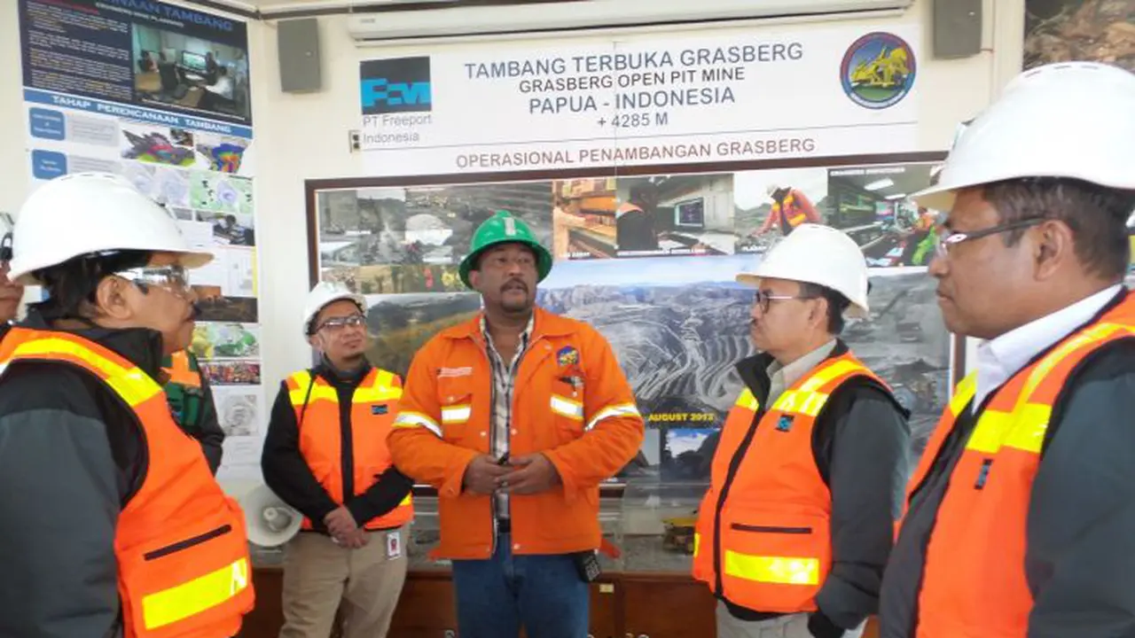 Beberapa menteri Kabinet Kerja mengunjungi PT Freeport Indonesia. 