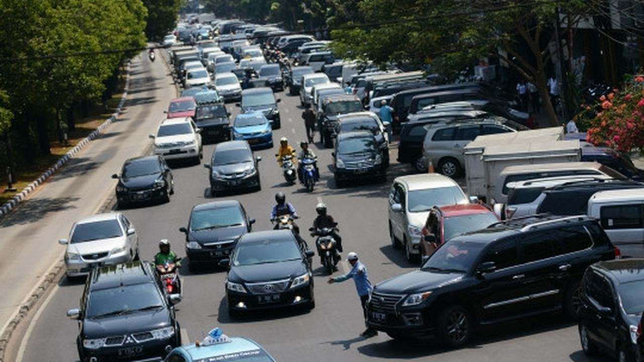 Kebijakan tarif flat parkir on street Dishub DKI ditentang Ahok