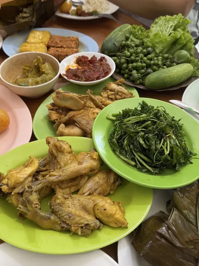 Rekomendasi Ayam Goreng Dekat Stasiun Bandung