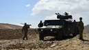 Personel gerakan perlawanan Afghanistan dan pasukan pemberontakan anti-Taliban berjaga di Kotal-e Anjuman, Distrik Paryan, Provinsi Panjshir, Afghanistan, 23 Agustus 2021. Taliban mengatakan pasukannya telah mengepung pasukan perlawanan yang bersembunyi di Lembah Panjshir. (Ahmad SAHEL ARMAN/AFP)