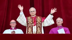 Paus Leo XIV yang baru terpilih, Robert Francis Prevost melambaikan tangan dari balkon loggia pusat utama Basilika Santo Petrus untuk pertama kalinya, setelah para kardinal mengakhiri konklaf, di Vatikan, pada 8 Mei 2025 waktu setempat. (Alberto PIZZOLI/AFP)