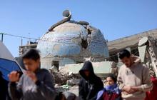 FOTO: Salat Jumat Pertama Ramadan di Tengah Reruntuhan Gaza