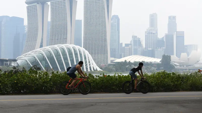 Aktivitas Warga Singapura Saat Diselimuti Kabut Asap