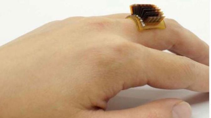 Gelang dan Cincin Bergaya The Matrix Membuat Manusia Punya Energi Baterai. (dok.Instagram @dervaloneill/https://www.instagram.com/p/CLQ_CBtDHzq/Henry)