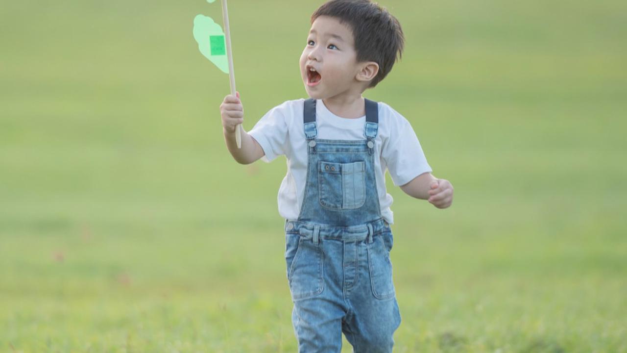 Ilustrasi Anak Bermain Menikmati Masa Kecil (©Freepik)