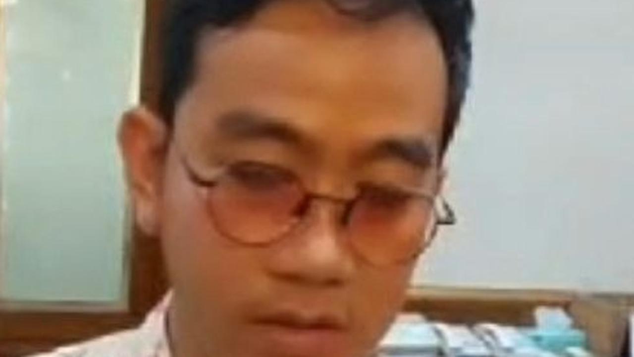 Gaya Santai Gibran Ngantor Hari Ini, Berkacamata ala John Lenon dan Tenteng Tablet Pokemon