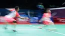 Tontowi Ahmad (kiri) mengembalikan kok ke arah pasangan Jepang, Yugo Kobayashi/Misaki Matsutomo pada babak kedua Indonesia Open 2018 di Istora Senayan, Jakarta, (5/6/2018). Tontowi/Liliyana menang 24-22, 21-19. (Bola.com/Nick Hanoatubun)