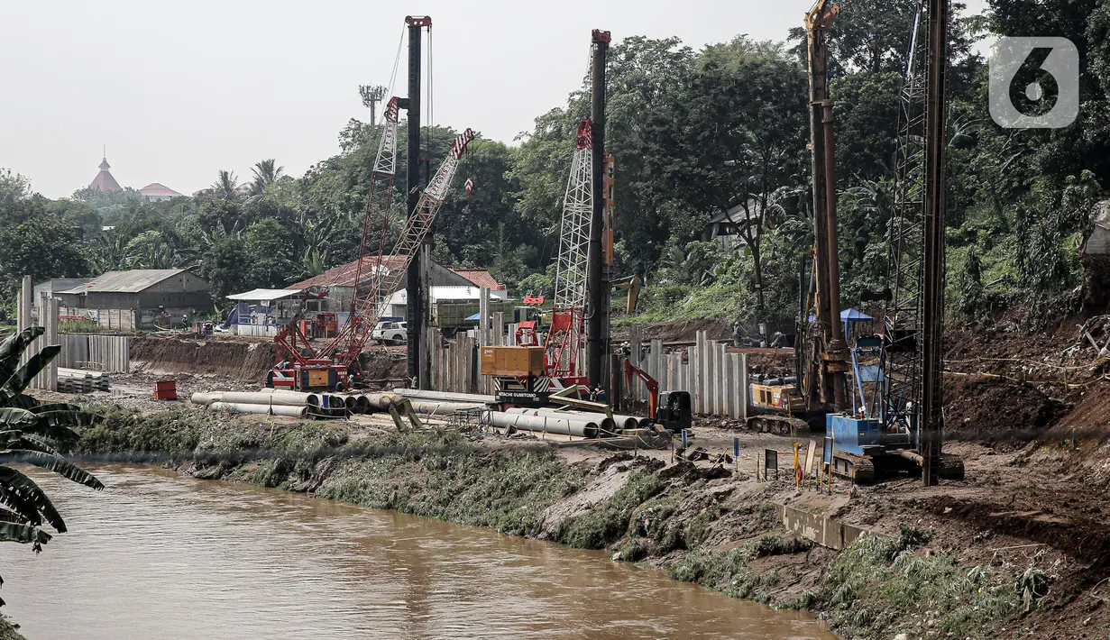 <p>Pekerja menyelesaikan pengerjaan pembangunan saringan sampah di Kali Ciliwung pada segmen TB Simatupang di perbatasan Pasar Rebo, Jakarta, Rabu (12/10/2022). Gubernur DKI Jakarta, Anies Baswedan berharap saringan sampah ini bisa mengendalikan sampah agar tak masuk ke Jakarta. (Liputan6.com/Faizal Fanani)</p>