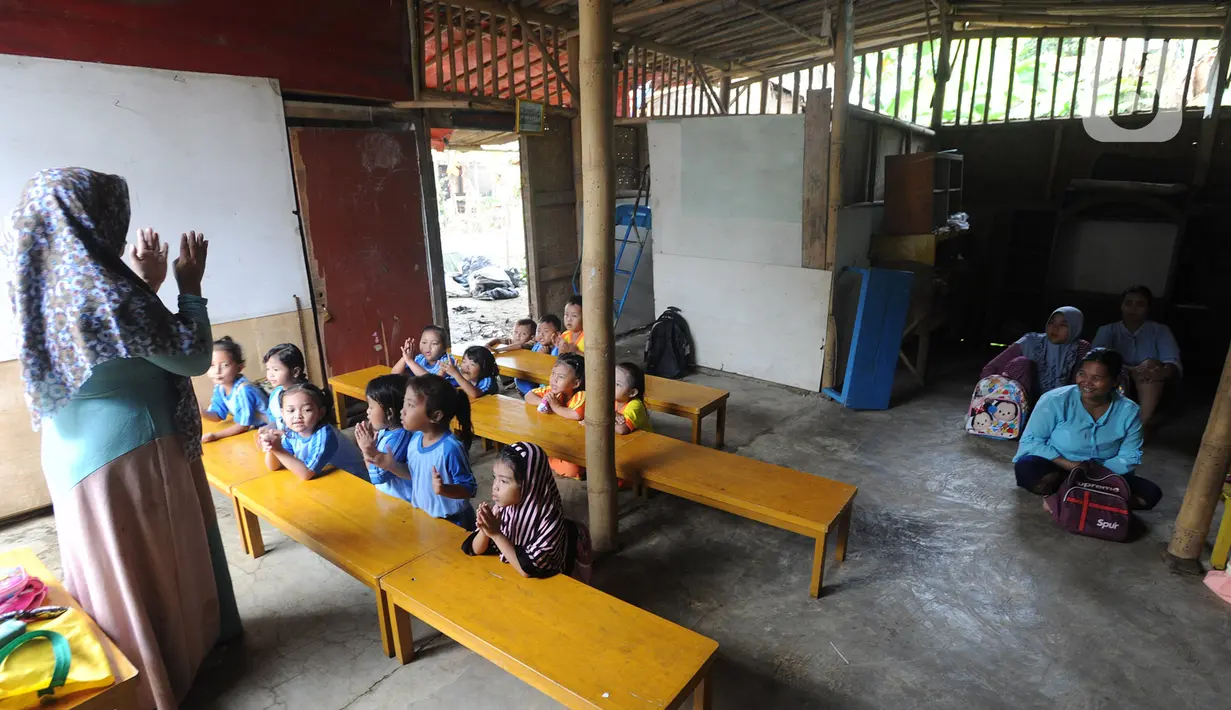 Aktivitas belajar mengajar di Pendidikan Usia Dini (PAUD) Pelopor di Desa Cibeuteung, Ciseeng, Bogor, Rabu (19/2/2020). Sudah sejak tahun 2009, PAUD Pelopor yang saat ini memiliki 30 murid belajar pada bangunan sederhana menumpang di atas tanah milik orang lain. (merdeka.com/Arie Basuki)