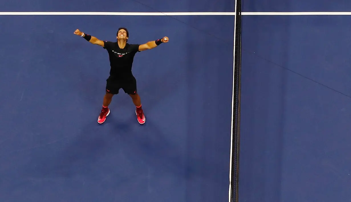 Petenis Spanyol, Rafael Nadal berselebrasi setelah mengalahkan Kevin Anderson pada final AS Terbuka 2017 di New York, Minggu (10/9). Nadal harus bertarung dua jam 27 menit untuk menyudahi perlawanan petenis Afrika Selatan itu. (AP Photo/Julie Jacobson)