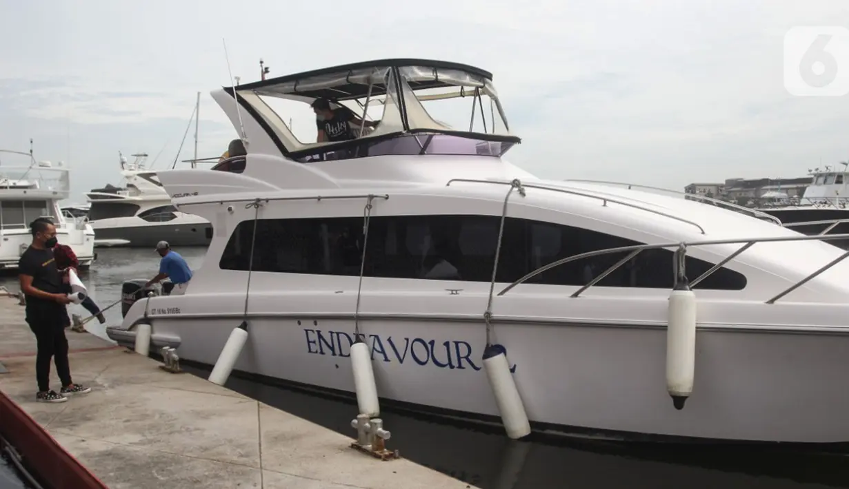 Petuga mengawasi kapal Yacht di sela-sela peluncuran kerjasama TREVO dan HASS Tours dalam penyediaan sewa kapal di Jakarta, Jumat (26/11/2021). Paket berlayar kapal Yacht menjadi opsi menarik bagi wisatawan dengan fasilitas berkelas yang dapat disewa melalui aplikasi TREVO. (Liputan6.com/HO/Ori)