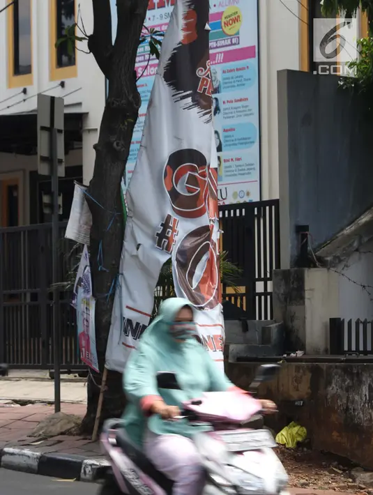 Sejumlah Alat Paraga Kampanye masih terlihat di pinggir Jalan Duren Tiga Raya, Jakarta, Minggu (14/4). Memasuki masa tenang jelang pelaksanaan Pemilu 2019, sejumlah Alat Paraga Kampanye masih terlihat bertebaran di beberapa ruas jalan. (Liputan6.com/Helmi Fithriansyah)