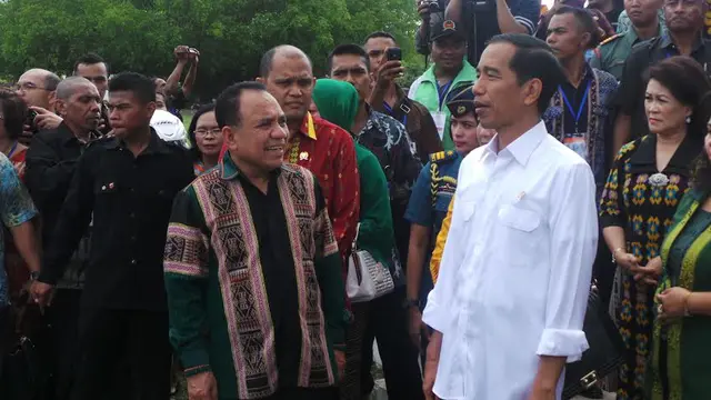 Presiden Jokowi didampingi Gubernur NTT Frans Lebu Raya saat mengecek perbatasan Indonesia-Timor Leste, di Atambua, NTT, Sabtu (20/12/2014) (Andi Muttya Ketteng)