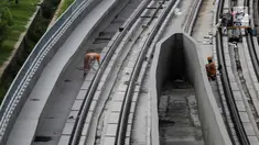 Pekerja melakukan pengerjaan proyek LRT Jabodebek, Jakarta, Selasa (12/3). Kereta LRT Jabodebek untuk rute Cawang-Cibubur akan diuji coba Juni 2019 dan saat ini proses pengerjaan untuk rute tersebut sudah mencapai 78,455%. (Liputan6.com/Faizal Fanani)