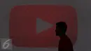 Seorang lelaki melintas di depan layar dalam acara yang diselenggarakan YouTube, Jakarta, Selasa (20/10/2015). Menurut Google Indonesia jumlah video yang diunggah pengguna YouTube Indonesia meningkat hingga 600% (Liputan6.com/Immanuel Anton)