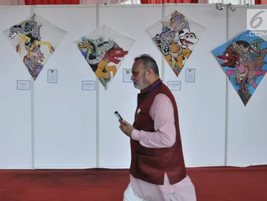 Pengunjung melintas di depan koleksi layang-layang yang dipamerkan dalam India-Indonesia Kite Exhibition di Lapangan Monas, Jakarta, Rabu (30/5). Pameran layang-layang ini bertemakan "Ramayana". (Merdeka.com/Iqbal S. Nugroho)