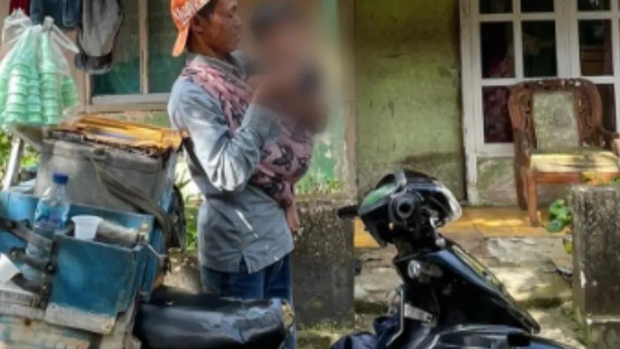 Setiap hari Hendri berjualan keliling kampung menggunakan motor bosnya. Peluh dan keringat yang keluar Hendri setiap harinya hanya mampu menghasilkan upah Rp300 per satu cup es krim.