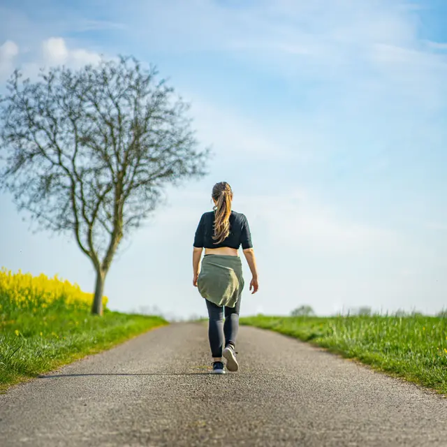 Beristirahat dari Aktivitas yang Padat Bisa Dilakukan dengan Silent Walking