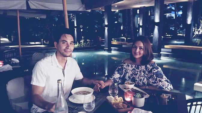 Darius Sinathrya bersama Donna Agnesia di Bali (Sumber: Instagram/dagnesia)
