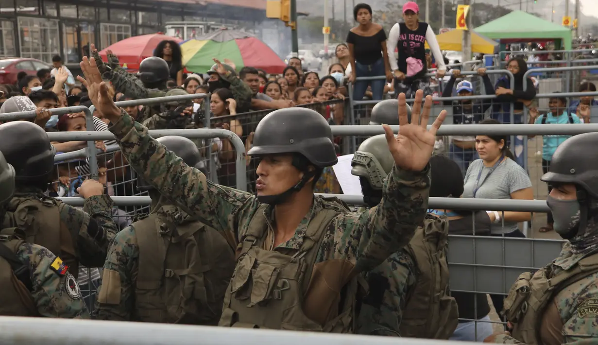 Presiden Guillermo Lasso memerintahkan militer dan polisi untuk mengambil alih kendali atas sistem penjara di Ekuador setelah terjadinya gelombang kekerasan. (AP Photo/Cesar Munoz)