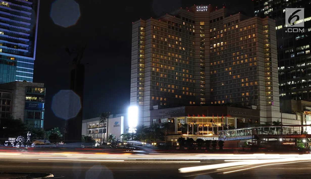 Suasana kawasan Bundaran HI saat lampu dipadamkan pada peringatan Earth Hour 2018 di Jakarta, Sabtu (24/3). Sebanyak 7 ikon kota Jakarta ikut serta dalam peringatan Earth Hour. (Liputan6.com/Immanuel Antonius)