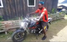 ⁠Panglima Perang Moro Kogoya Tersenyum Manis dapat Hadiah Motor CB 150 dari Hamba Allah 'Luar Biasa Ini Motor Mahal