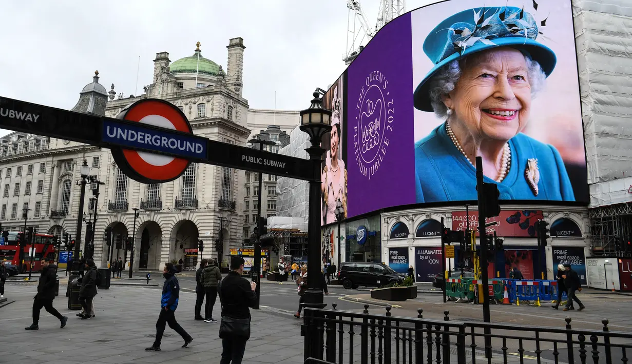 Gambar Ratu Elizabeth II dari Inggris ditampilkan pada layar digital besar untuk menandai dimulainya Platinum Jubilee di Piccadilly Circus, 6 Februari 2022. Ratu Elizabeth II menjadi raja Inggris pertama yang memerintah selama tujuh dekade. (Daniel LEAL/AFP)