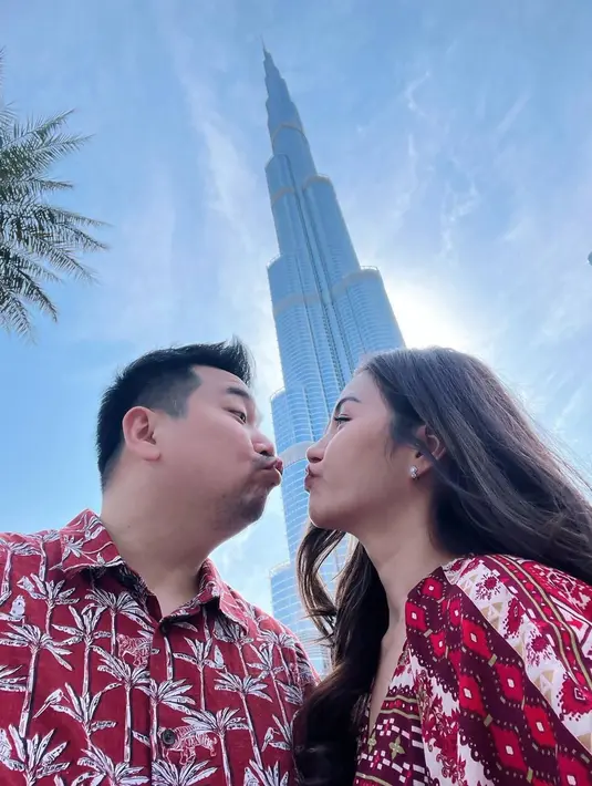 Setelah resmi menjadi pasangan suami istri, kini keduanya tengah menikmati momen bulan madu bersama di Dubai. Sebuah destinasi yang memang banyak dikunjungi para selebriti, di sini ia pun memasuki salah satu bangunan tertinggi di dunia yaitu Burj Khalifa. (Liputan6.com/IG/@nexcarlos)