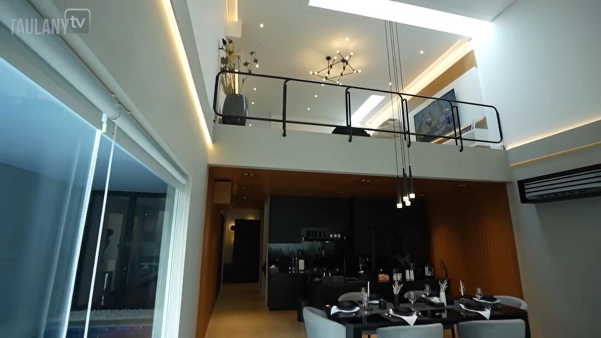 6 Potret Dapur Desta yang Menyatu dengan Ruang Keluarga, Peralatan Serba Modern - Ruang Makan Tersembunyi
