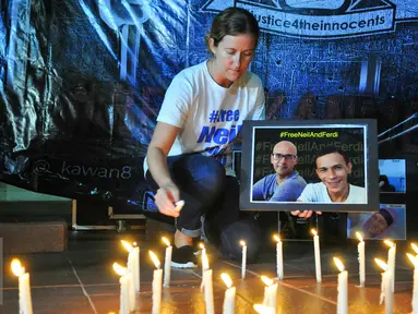 Tracy Bantleman, istri Neil Bantleman guru Jakarta International School (JIS) asal Kanada menyalakan lilin dalam malam Solidaritas kasus JIS di Tugu Proklamasi, Jakarta, Jumat (20/5/2016). (Liputan6.com/Yoppy Renato)