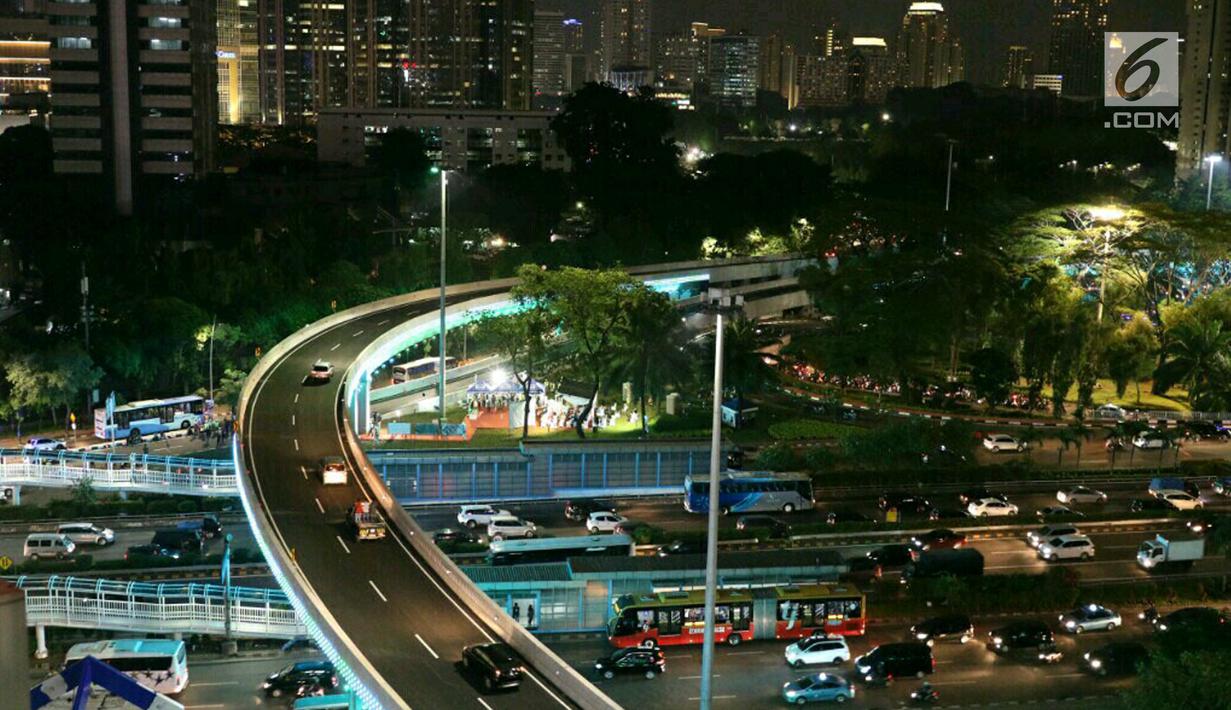 Sejumlah kendaraan melintasi Simpang Susun Semanggi di kawasan Semanggi, Jakarta, Jumat (28/7). Jembatan sepanjang 1,6 kilometer diharapkan mampu menjadi solusi kemacetan Ibu Kota, khususnya sekitaran Semanggi. (Liputan6.com/Angga Yuniar)