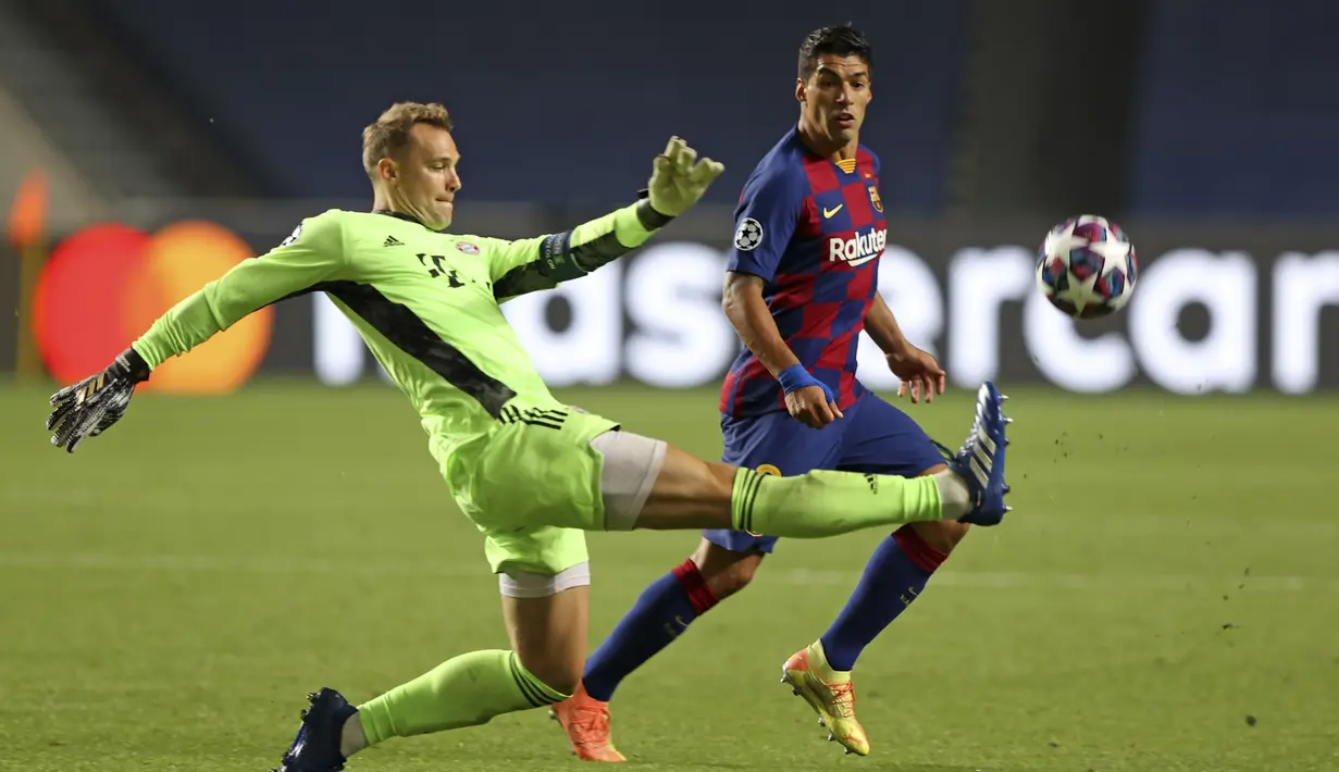 Penjaga gawang Bayern Munchen Manuel Neuer menghalau bola dari pemain Barcelona Luis Suarez pada pertandingan perempat final Liga Champions di Stadion Luz, Lisbon, Portugal, Jumat (14/8/2020). Bayern Munchen membantai Barcelona dengan skor 8-2. (Rafael Marchante/Pool via AP)