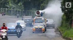 Sebuah mobil gunner spraying menyemprotkan cairan disinfektan di kawasan Serpong, Tangerang Selatan, Sabtu (2/5/2020). Mobil yang mampu menampung cairan disinfektan sebanyak 5.000 liter akan menyemprotkan setiap hari Sabtu. (Liputan6.com/Fery Pradolo)