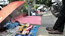 Imigran tertidur di trotoar depan Kantor UNHCR Menara Ravindo, Kebon Sirih, Jakarta, Rabu (3/7/2019). Para imigran mengaku pindah dari Rumah Detensi Imigrasi ke Kantor UNHCR lantaran tidak kunjung mendapat kabar mengenai tempat tinggal dan keputusan suaka. (merdeka.com/Iqbal Nugroho)