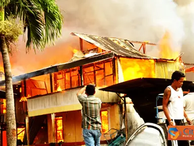 Citizen6, Makassar: Kebakaran terjadi pukul 08.00 WIB di Jalan Dg Tata III Makassar pada, Kamis (31/5). Kebakaran menghanguskan beberapa rumah warga. Kerugian di taksir mencapai puluhan juta, beruntung tak ada korban jiwa dalam kejadian ini. (Pengirim: An
