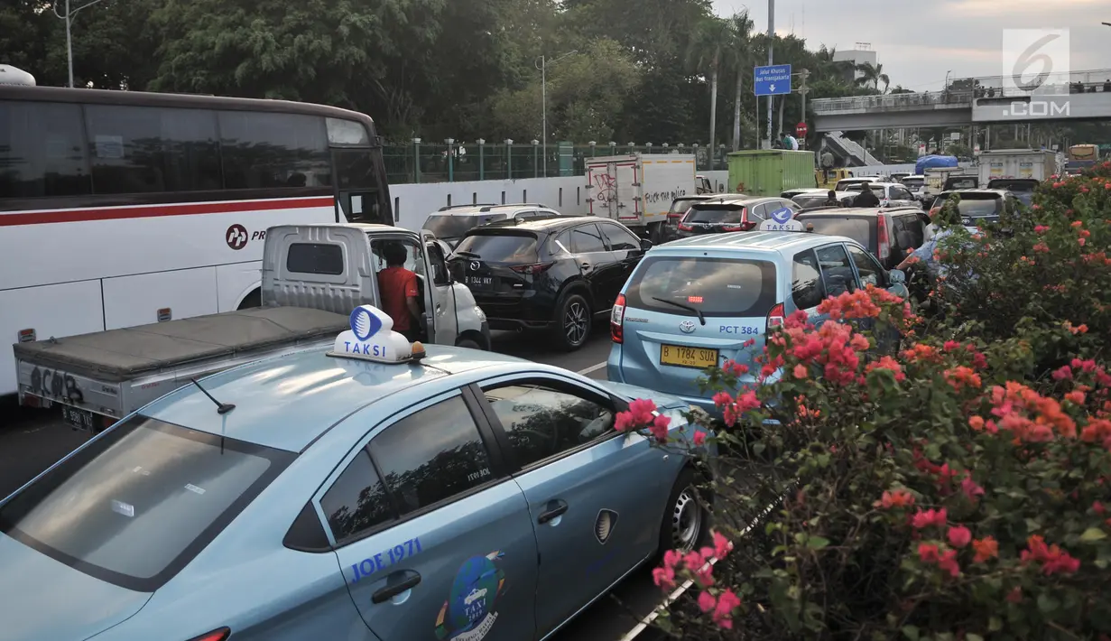 Sejumlah kendaraan terjebak saat unjuk rasa di Tol Dalam Kota dekat Gedung DPR,  Jakarta, Senin (30/9/2019). Massa diketahui telah memblokade tol di kedua arah, baik dari arah Cawang menuju Tomang, maupun dari arah Tomang menuju Cawang. (merdeka.com/Iqbal S Nugroho)
