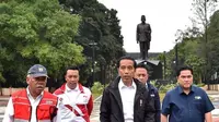 Presiden Joko Widodo (depan) meninjau venue-venue untuk Asian Games 2018 di kawasan Gelora Bung Karno, Senin (25/6/2018). (Instagram/Jokowi)