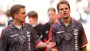 Frank dan Ronald De Boer. Pasangan kembar asal Belanda, Frank De Boer (kiri) dan Ronald De Boer meraih trofi Liga Champions secara bersamaan pada musim 1994/1995 saat memperkuat Ajax Amsterdam. Keduanya masing-masing mencatat 2 gol dari 10 laga di musim tersebut. (AFP/ANP/Kluiters/Oudenaarden)