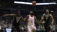 Guard Houston Rockets James Harden dikepung duo Milwaukee Bucks Tony Snell (kiri) dan Jabari Parker pada laga NBA 2017-2018 di BMO Harris Bradley Center, Rabu (7/3/2018) atau Kamis (8/3/2018) WIB. (AP Photo/Morry Gash)