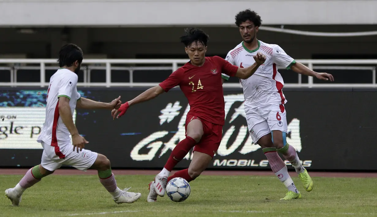 Gelandang Timnas Indonesia U-22, Feby Eka, berusaha melewati pemain Timnas Iran U-23 pada laga uji coba internasional di Stadion Pakansari, Bogor, Sabtu (16/11). Indonesia menang 2-1 atas Iran. (Bola.com/Yoppy Renato)
