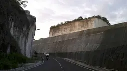Jalan menuju pantai pandawa dibatasi dengan tebing yang indah (Source: IST)