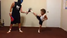 Hebatnya seorang bocah lelaki berusia 6 tahun yang melakukan tendangan-tendangan dasar Taekwondo.
