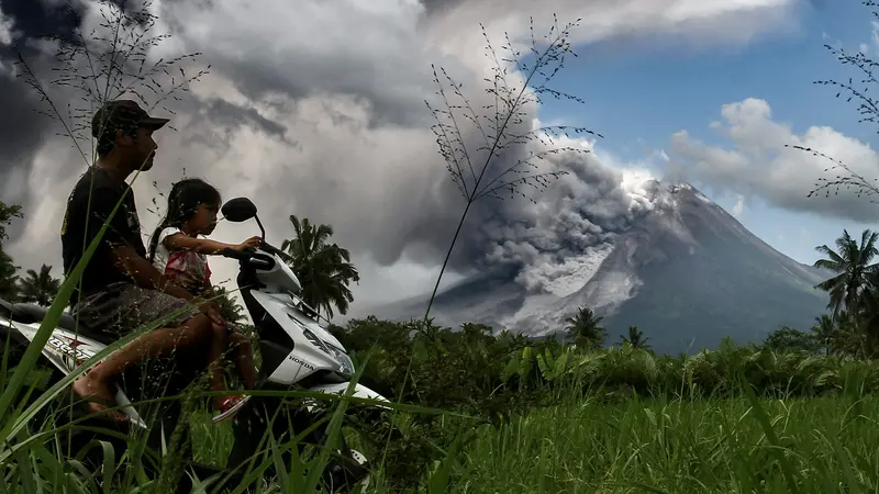 Penampakan Asap Tebal Erupsi Gunung Merapi