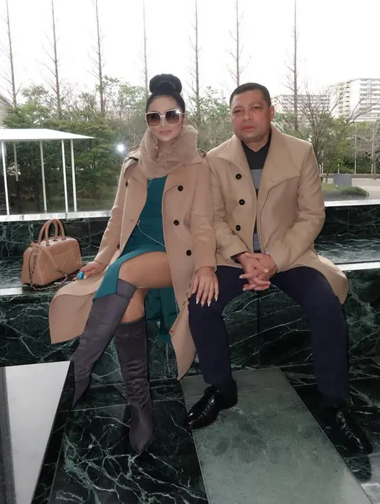 Adik penyanyi Yuni Shara itu memanfaatkan waktu makan sebagai tempat bicara 'ngalor-ngidul' bersama keluarga, khususnya suami, Raul Lemos. Rasa syukur saat keluarga yang sangat mencintainya. (Instagram/krisdayantilemos)