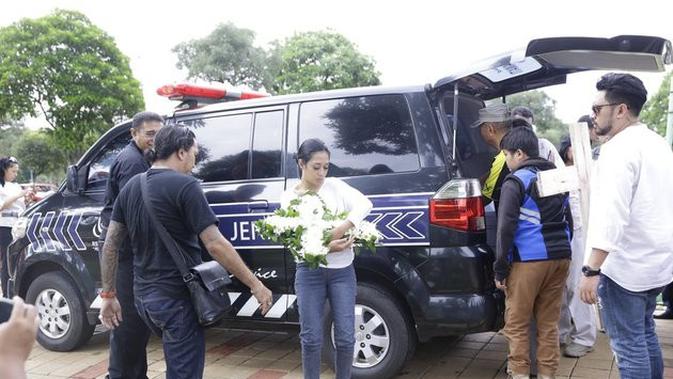 Pemakaman Zefania Carina, anak Karen Idol (Sumber: Kapanlagi.com)